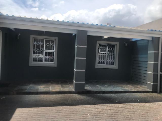 5 Bedroom Property for Sale in Pelikan Park Western Cape